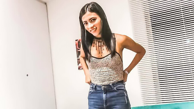 Uma Tímida Adolescente Latina É Surpreendida Por Um Pau Enorme Durante O Casting