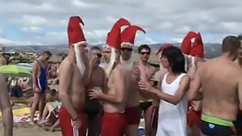 Homens Amadores Celebram O Carnaval Em Ambientes Ao Ar Livre.