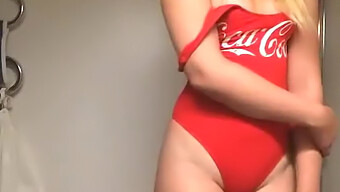 Masturbation Maison D'Une Fille Avec Un Fétiche Coca Cola