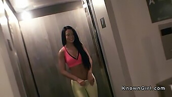 Lille Brunette Teenager Får En Intens Pov Hotelværelse Knepning