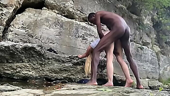 Bigdaddykj Dan Pasangannya Menikmati Seks Interracial Yang Penuh Gairah Di Jalur Hiking