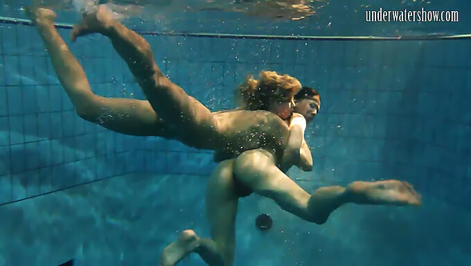 Divertimento In Piscina All'Aperto Con Donne Sexy In Costumi Da Bagno Attillati. Non Perdere Questo Spettacolo!