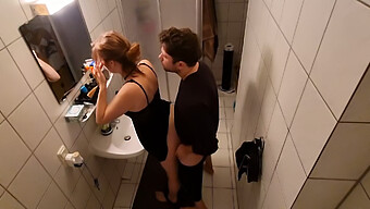 Essayage Dans La Salle De Bain Avec Sa Demi-Sœur Presque Exposée À Ses Beaux-Parents