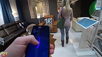 Amatoare Shopaholic Se Bucură De Distracție Cu Vibrator Public În Chiloți