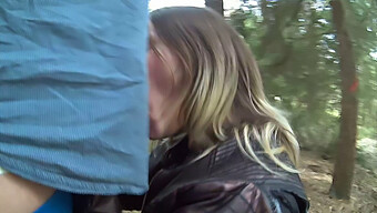 Europäische Schönheit Barbara Gibt Einen Deepthroat-Blowjob Im Wald