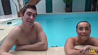 Entregue-Se A Um Encontro Quente À Beira Da Piscina Com Este Casal Amador