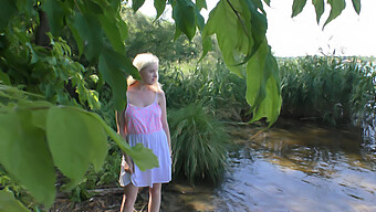 Une Rencontre Spontanée Au Bord Du Lac Avec Une Fille Blonde, Menant À Une Session Passionnée Et Intense