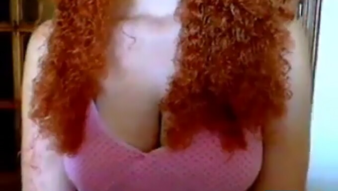 Una Modella Rossa Di Webcam Dai Capelli Ricci Mostra Le Sue Doti Prosperose