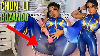 La Cosplayra Chun Li Si Diletta Con Un Vibratore Hitachi Per Raggiungere L'Orgasmo E Bagnare Le Sue Mutandine