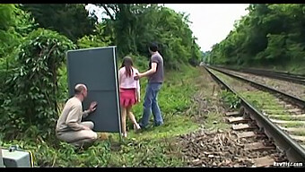 女の子と2人の男性との屋外の3p