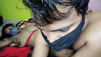 Tia Indiana Desfruta De Massagem Sensual E Prazer Oral.