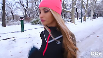 Alyssia Kent'In Iki Adamla Çeşitli Pozisyonlarda Vahşi Bir Şekilde Karşılaşması