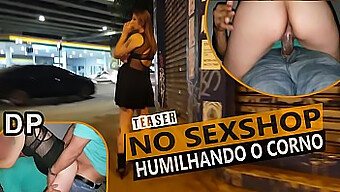 Una Esposa Se Entrega A Un Trío Con Dos Hombres Mientras Su Esposo Mira