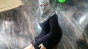 Seorang Gadis Hijabi Muda Mencari Pasangan Baru Dan Menikmati Bdsm Dan Permainan Anal