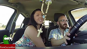 Jovencita Vaquera Cabalga Y Chupa En Una Escena De Coche Hardcore