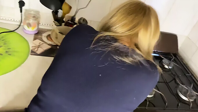 Tienertje (18+) Laat Haar Strakke Gaatje Oprekken Door Grote Lul