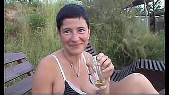 Vidéo Pov De La Brune Christine Faisant Une Fellation Et Recevant Une Éjaculation