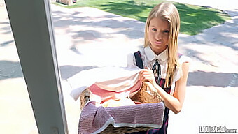 Ragazza Ingenua E Adorabile Che Vende Biscotti In Un Vestito Carino Viene Ruvida E Riceve Una Sborrata In Faccia (Asuna Fox)