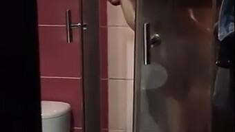 Une Blonde Pâle Américaine Se Fait Baiser Dans Une Vidéo De Douche Faite Maison