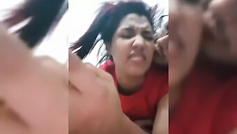 مراهقة ذات حلمات كبيرة (18+) تعرض ثديها الطبيعي الكبير في فيديو منزلي