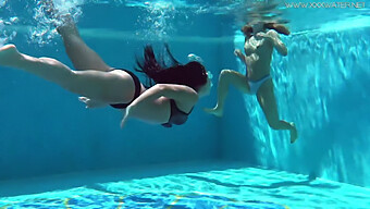 As Garotas Americanas Jessica E Lindsay, Magrinhas, Mergulham Na Piscina