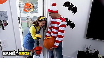 Halloweenské Překvapení Bruna Dickemze Pro Mladou Evelin Stone