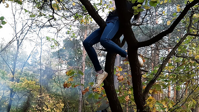 Ragazza Amatoriale Si Concede A Sfregamenti Di Alberi Rischiosi In Pubblico - Filmato Nascosto Della Telecamera