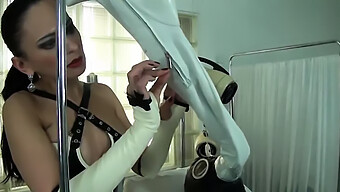 Herrin Dominiert Mit Atemkontrolle Und Latex Im Deutschen Bdsm Video