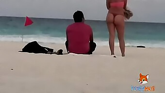 La Caméra Cachée De La Femme Capture Ses Hommes Taquins En String À La Plage