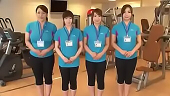 Une Séance D'Entraînement Chaude Se Transforme En Une Rencontre Passionnée Dans La Salle De Sport