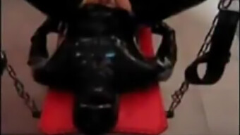 En Latexklädd Undergiven Ägnar Sig Åt Strapon-Bdsm