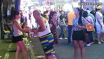 Observând În Secret Un Turist Asiatic În Pattaya