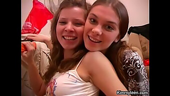 Remaja Lesbian Yang Bermain-Main Menanggalkan Pakaian Dan Memperlihatkan Aset Mereka