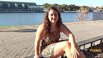 Una Ragazza Affascinante Mostra Le Sue Abilità Sessuali In Un Incontro A Tre!