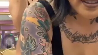 Femme Asiatique Tatouée Twerke Sur Periscope Dans Une Vidéo Maison