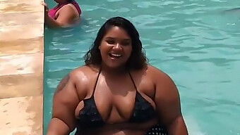 Uma Mulher Negra Curvilínea Com Uma Bunda Grande E Uma Buceta Enorme E Gorda Saindo De Uma Piscina.